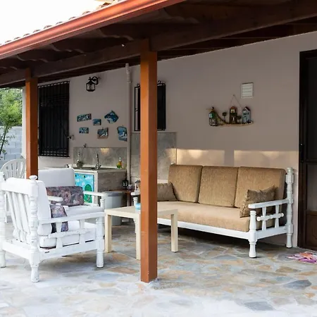 Garden Haven - Cozy Seaside Getaway 리토코론